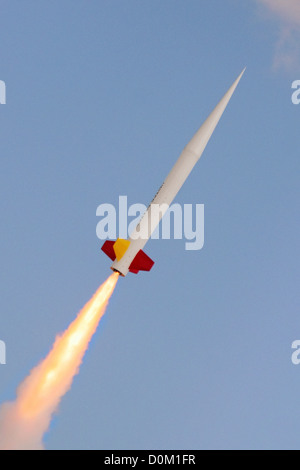 Eine Rakete im Flug bei Bällen, einer experimentellen Raketen-Veranstaltung in der Black Rock Wüste der nördlichen Nevada. Stockfoto