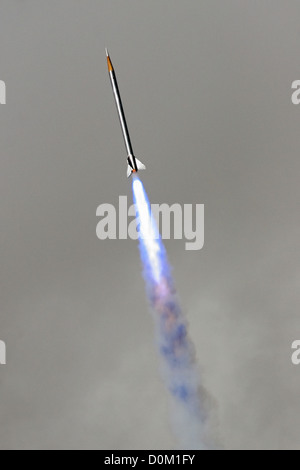 Die Rakete im Flug bei Bällen, einer experimentellen Raketen-Veranstaltung in der Black Rock Wüste der nördlichen Nevada hohe Erwartungen. Stockfoto