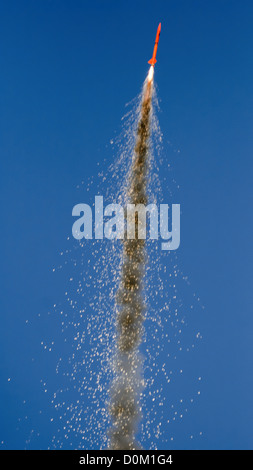 Eine Rakete im Flug Kugeln experimentelle Raketentechnik Event in Black Rock Desert Nordnevada. das Raketentriebwerk scheint haben Stockfoto