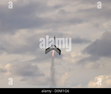 Eine ungewöhnlich breite Rakete im Flug flossen Kugeln experimentelle Raketentechnik Event in Black Rock Desert Nordnevada. Stockfoto