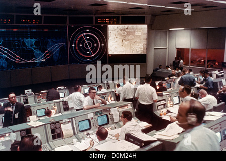 Eine Ansicht der Mission Operations Control Zimmer (MOCR) bei NASA/JSC, ca. 1966, während einer Mission Gemini, möglicherweise Gemini 3. Stockfoto