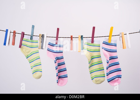 Farbenfrohe Socken hängen an den Thread zu trocknen Stockfoto