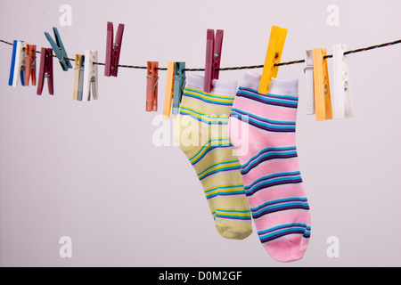 Farbenfrohe Socken hängen an den Thread zu trocknen Stockfoto