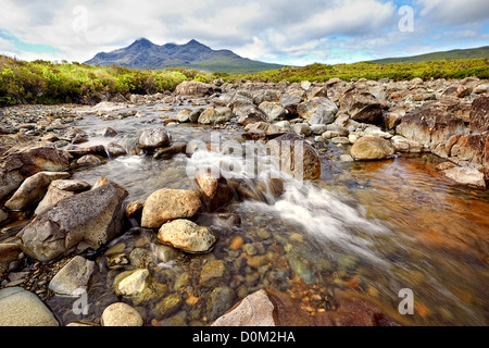 Blick auf Sgurr Nan Gillean, Am Basteir und Sgurr Bhasteir von Sligachan River, Isle Of Skye, Schottland Stockfoto