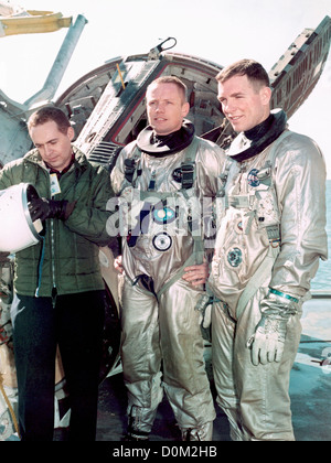 Astronauten Neil A. Armstrong (Mitte) Befehl pilot David (rechts) pilot Gemini 8 erstklassige Besatzung eignen sich Wasser austritt Stockfoto