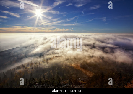 Blick auf die Sonne über Umkehrung von Jested, Jested-Kozákov Ridge, Tschechische Republik Stockfoto