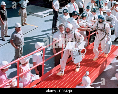 Gemini 12 erstklassige Besatzung Astronauten James A. Lovell Jr. (führenden) Befehl pilot Edwin E. Aldrin Jr. Pilot verlassen Anhänger passend Stockfoto