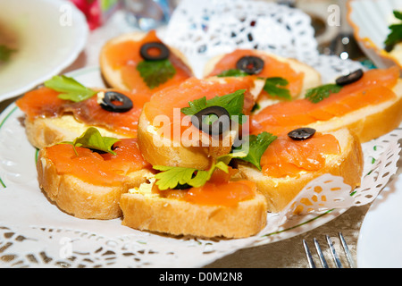 Sandwiches mit Räucherlachs auf einer Platte Stockfoto