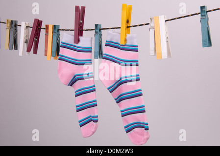 Farbenfrohe Socken hängen an den Thread zu trocknen Stockfoto