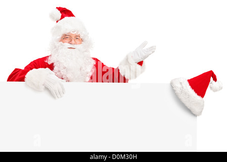 Santa Claus, die hinter einer Plakatwand posieren und gestikulieren auf weißen Hintergrund isoliert Stockfoto