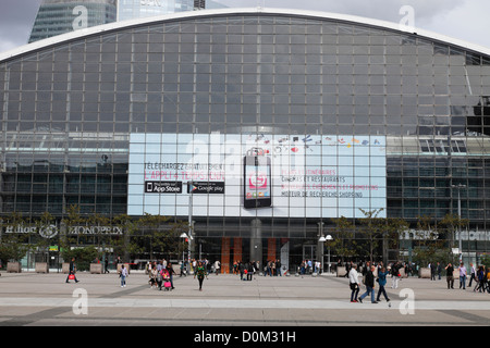 Das CNIT mit Werbung für den Apple Store in Paris - Zentrum der neuen Industrien und Technologien Stockfoto