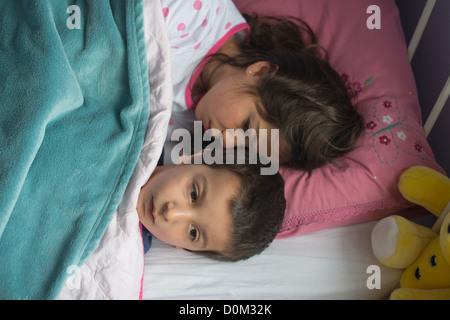 Kinder schlafen zusammen Stockfoto