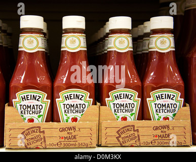 Heinz Tomato Ketchup-Flaschen in eine britische Supermarktkette Stockfoto