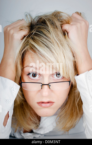 müde junge Geschäftsfrau mit Brille Stockfoto