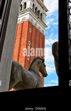 Glockenturm und Replik Bronze Pferd, Markusplatz entfernt, Venedig, Italien. Stockfoto