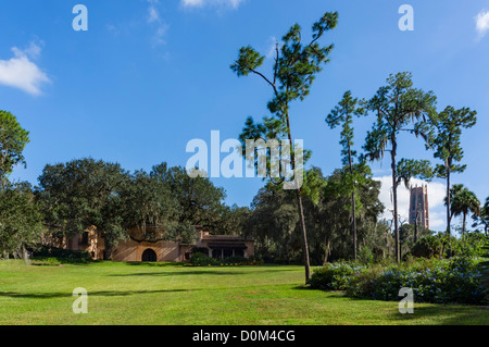 Pinienwald Estate, 1930er Jahre mediterrane Villa mit Gesang Turm in Ferne, Bok Tower Gardens, Lake Wales, Florida, USA Stockfoto