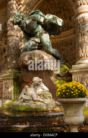 Medici-Brunnen mit Statue von Acis und Galatea, entdeckt von Cyclops, Jardin du Luxembourg, Paris Frankreich Stockfoto