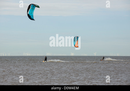 Kite-Surfer in der Nordsee vor Hunstanton, Triton Knoll Offshore-Windpark in weiter Ferne, England, November Stockfoto