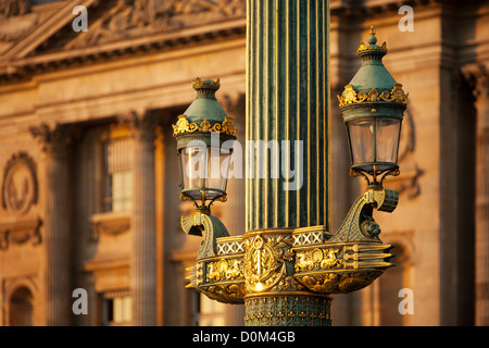 Festlegen von Sonnenlicht auf verzierten Laternenpfahl in Place De La Concorde, Paris Frankreich Stockfoto