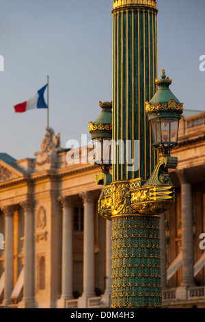 Festlegen von Sonnenlicht auf verzierten Laternenpfahl in Place De La Concorde, Paris Frankreich Stockfoto