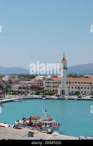 Panoramablick auf Hafen von Zakynthos Stadt in Griechenland und Agios Dionysios Kirche. Stockfoto