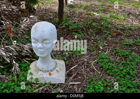 Mannequin-Styropor-Kopf im verlassenen Garten schmutzig. Stockfoto