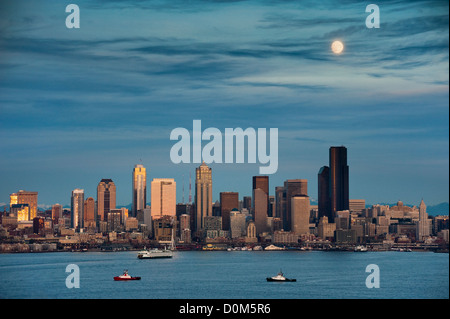 Ein Vollmond steigt über die Skyline von Seattle bei einem klaren Herbstabend entnommen Alki Beach in West Seattle. Stockfoto