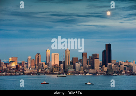 Ein Vollmond steigt über die Skyline von Seattle bei einem klaren Herbstabend entnommen Alki Beach in West Seattle. Stockfoto