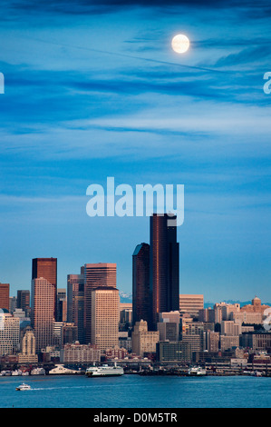 Ein Vollmond steigt über die Skyline von Seattle bei einem klaren Herbstabend entnommen Alki Beach in West Seattle. Stockfoto