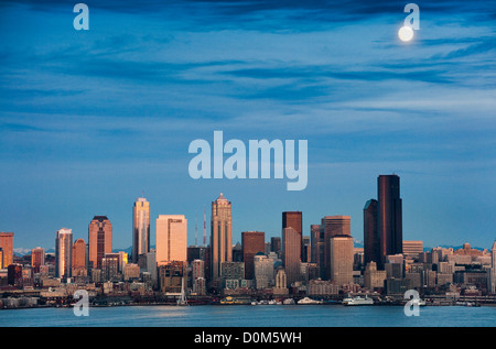 Ein Vollmond steigt über die Skyline von Seattle bei einem klaren Herbstabend entnommen Alki Beach in West Seattle. Stockfoto