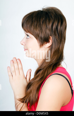 blauäugige Teen Mädchen beten. Aus dem Profil anzeigen Stockfoto