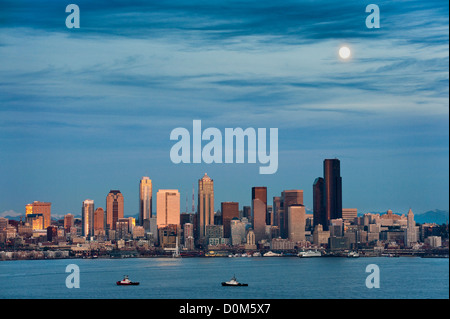 Ein Vollmond steigt über die Skyline von Seattle bei einem klaren Herbstabend entnommen Alki Beach in West Seattle. Stockfoto