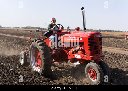 1950 in der Nähe von Farmall, Modell M, Pflügen ein Feld auf einem Bauernhof Hebron, Illinois während einer antiken Traktor-Demonstration. Stockfoto