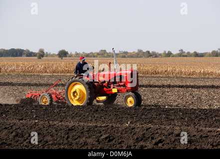 Massey Harris, Modell 44, Pflügen ein Feld in der Nähe von Hebron, Illinois während einer antiken Traktor-Demonstration. Stockfoto