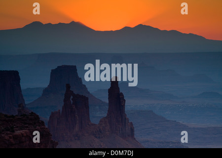 Sonnenaufgang Blick durch Utah iconic Mesa Arch Stockfoto