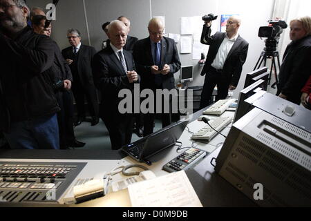 Danzig, Polen 28. November 2012 Ministerin für Verwaltung und Digitalization Michal Boni (C) Schalter analoge TV-Signal auf das Digitalfernsehen DVB-T TV im öffentlich-rechtlichen Sender TVP Sitz in Danzig. Danzig und Pomorskie Wojewodschaft ist der zweite Bereich in Polen mit Swiched aus analogen TV-Signal. Stockfoto