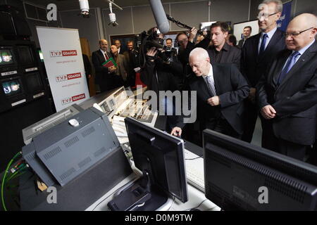 Danzig, Polen 28. November 2012 Ministerin für Verwaltung und Digitalization Michal Boni (C) Schalter analoge TV-Signal auf das Digitalfernsehen DVB-T TV im öffentlich-rechtlichen Sender TVP Sitz in Danzig. Danzig und Pomorskie Wojewodschaft ist der zweite Bereich in Polen mit Swiched aus analogen TV-Signal. Stockfoto