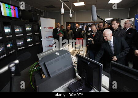 Danzig, Polen 28. November 2012 Ministerin für Verwaltung und Digitalization Michal Boni (C) Schalter analoge TV-Signal auf das Digitalfernsehen DVB-T TV im öffentlich-rechtlichen Sender TVP Sitz in Danzig. Danzig und Pomorskie Wojewodschaft ist der zweite Bereich in Polen mit Swiched aus analogen TV-Signal. Stockfoto