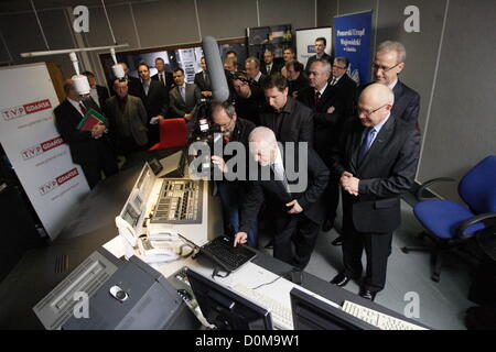 Danzig, Polen 28. November 2012 Ministerin für Verwaltung und Digitalization Michal Boni (C) Schalter analoge TV-Signal auf das Digitalfernsehen DVB-T TV im öffentlich-rechtlichen Sender TVP Sitz in Danzig. Danzig und Pomorskie Wojewodschaft ist der zweite Bereich in Polen mit Swiched aus analogen TV-Signal. Stockfoto