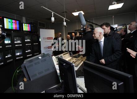 Danzig, Polen 28. November 2012 Ministerin für Verwaltung und Digitalization Michal Boni (C) Schalter analoge TV-Signal auf das Digitalfernsehen DVB-T TV im öffentlich-rechtlichen Sender TVP Sitz in Danzig. Danzig und Pomorskie Wojewodschaft ist der zweite Bereich in Polen mit Swiched aus analogen TV-Signal. Stockfoto