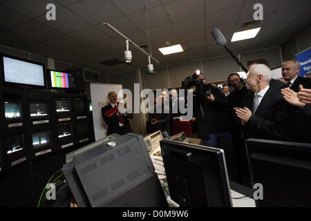 Danzig, Polen 28. November 2012 Ministerin für Verwaltung und Digitalization Michal Boni (C) Schalter analoge TV-Signal auf das Digitalfernsehen DVB-T TV im öffentlich-rechtlichen Sender TVP Sitz in Danzig. Danzig und Pomorskie Wojewodschaft ist der zweite Bereich in Polen mit Swiched aus analogen TV-Signal. Stockfoto