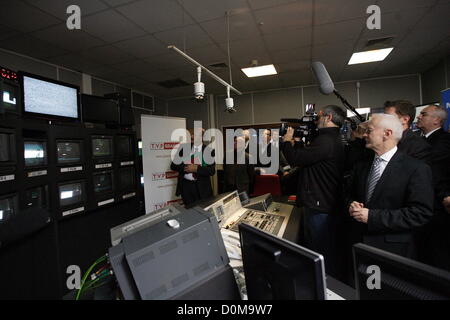 Danzig, Polen 28. November 2012 Ministerin für Verwaltung und Digitalization Michal Boni (C) Schalter analoge TV-Signal auf das Digitalfernsehen DVB-T TV im öffentlich-rechtlichen Sender TVP Sitz in Danzig. Danzig und Pomorskie Wojewodschaft ist der zweite Bereich in Polen mit Swiched aus analogen TV-Signal. Stockfoto