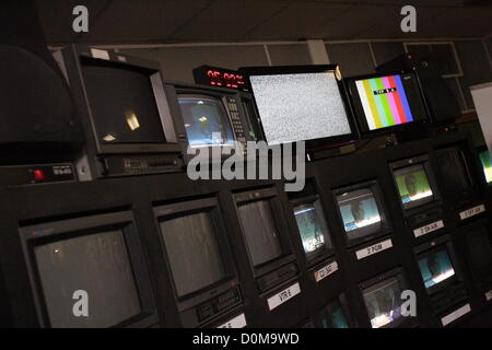 Danzig, Polen 28. November 2012 Ministerin für Verwaltung und Digitalization Michal Boni (C) Schalter analoge TV-Signal auf das Digitalfernsehen DVB-T TV im öffentlich-rechtlichen Sender TVP Sitz in Danzig. Danzig und Pomorskie Wojewodschaft ist der zweite Bereich in Polen mit Swiched aus analogen TV-Signal. Stockfoto