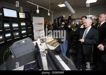 Danzig, Polen 28. November 2012 Ministerin für Verwaltung und Digitalization Michal Boni (C) Schalter analoge TV-Signal auf das Digitalfernsehen DVB-T TV im öffentlich-rechtlichen Sender TVP Sitz in Danzig. Danzig und Pomorskie Wojewodschaft ist der zweite Bereich in Polen mit Swiched aus analogen TV-Signal. Stockfoto
