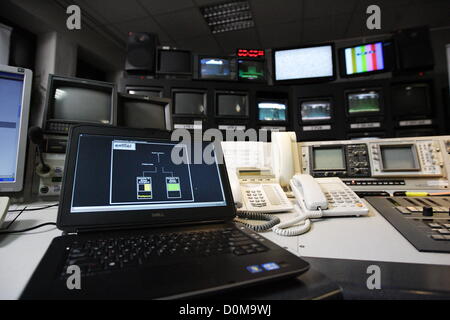 Danzig, Polen 28. November 2012 Ministerin für Verwaltung und Digitalization Michal Boni (C) Schalter analoge TV-Signal auf das Digitalfernsehen DVB-T TV im öffentlich-rechtlichen Sender TVP Sitz in Danzig. Danzig und Pomorskie Wojewodschaft ist der zweite Bereich in Polen mit Swiched aus analogen TV-Signal. Stockfoto