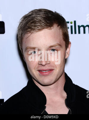 26. November 2012 kommt - Beverly Hills, Kalifornien, USA - Noel Fisher für die Premiere des Films "Sicherheit" auf das Musiktheater. (Kredit-Bild: © Lisa O'Connor/ZUMAPRESS.com) Stockfoto