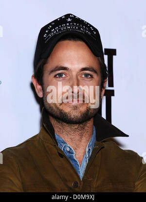 26. November 2012 kommt für die Premiere des Films "Sicherheit" an der Musik-Theater - Beverly Hills, Kalifornien, USA - Justin Chatwin. (Kredit-Bild: © Lisa O'Connor/ZUMAPRESS.com) Stockfoto