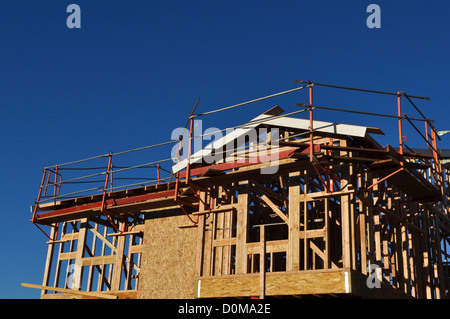 Neue zwei Geschichte Haus im Bau mit blauem Himmel Stockfoto