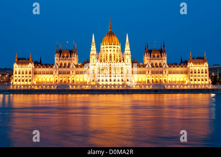 Abenddämmerung Blick auf das Parlamentsgebäude am Ufer der Donau in Budapest, die Hauptstadt von Ungarn. Stockfoto