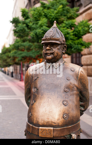 Ungarische Polizisten Statue auf Zrínyi Utca in Budapest, die Hauptstadt von Ungarn. Stockfoto